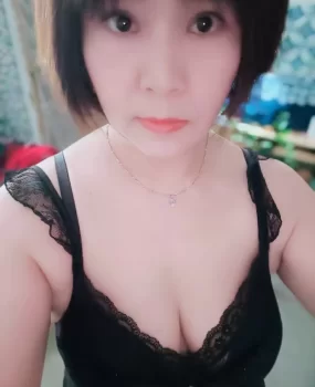 姑苏石路气质少妇