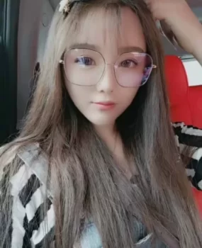 手法温柔美女小草莓