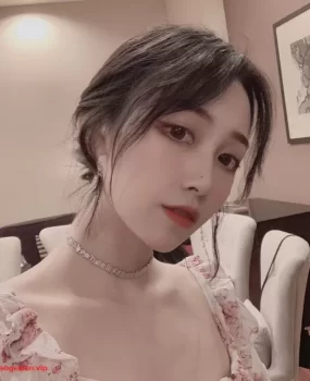 浦东射学生妹一脸，她那样子看起来很享受