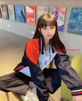 贵阳极品女神学生妹无力还钱被迫下海求爱 ，被干抽搐，逼水直流，抓着2个手腕跟推土机一样