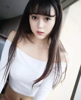 眼睛很大很萌，像洋娃娃的妹妹