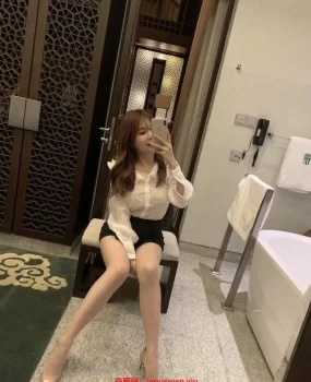 水嫩细腰长腿丝袜短发性感妹子需要调教