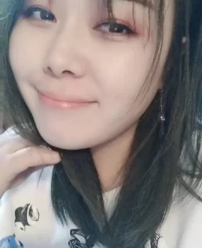 草房附近的妹子